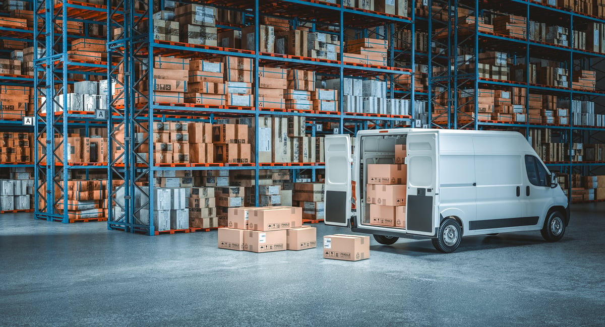 Van de reparto saliendo de centro de distribución